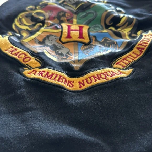 Hogwarts Sweater - Picture 6 of 6
